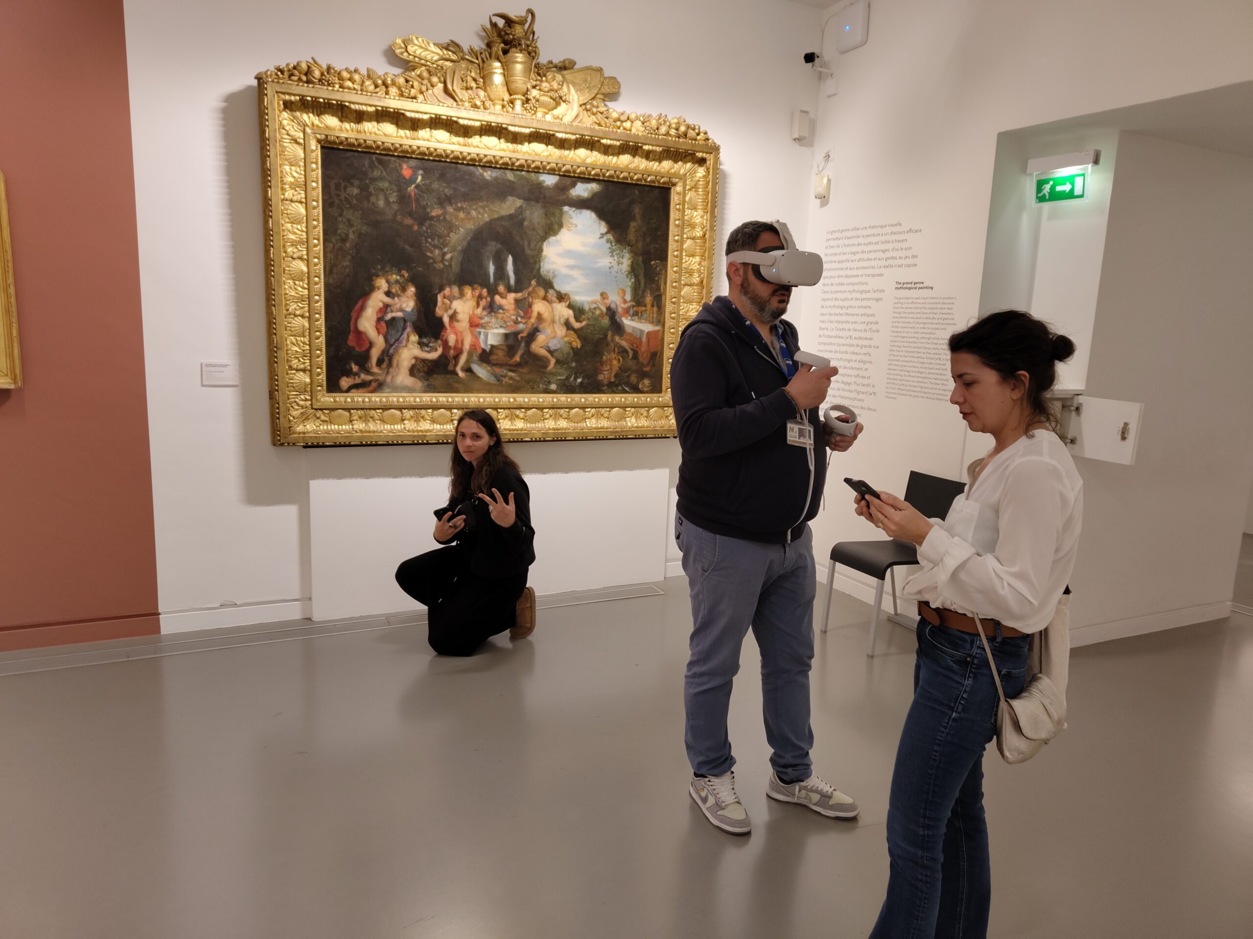 Visiteurs équipés de casques de réalité virtuelle dans une salle du Musée Granet, devant un grand tableau