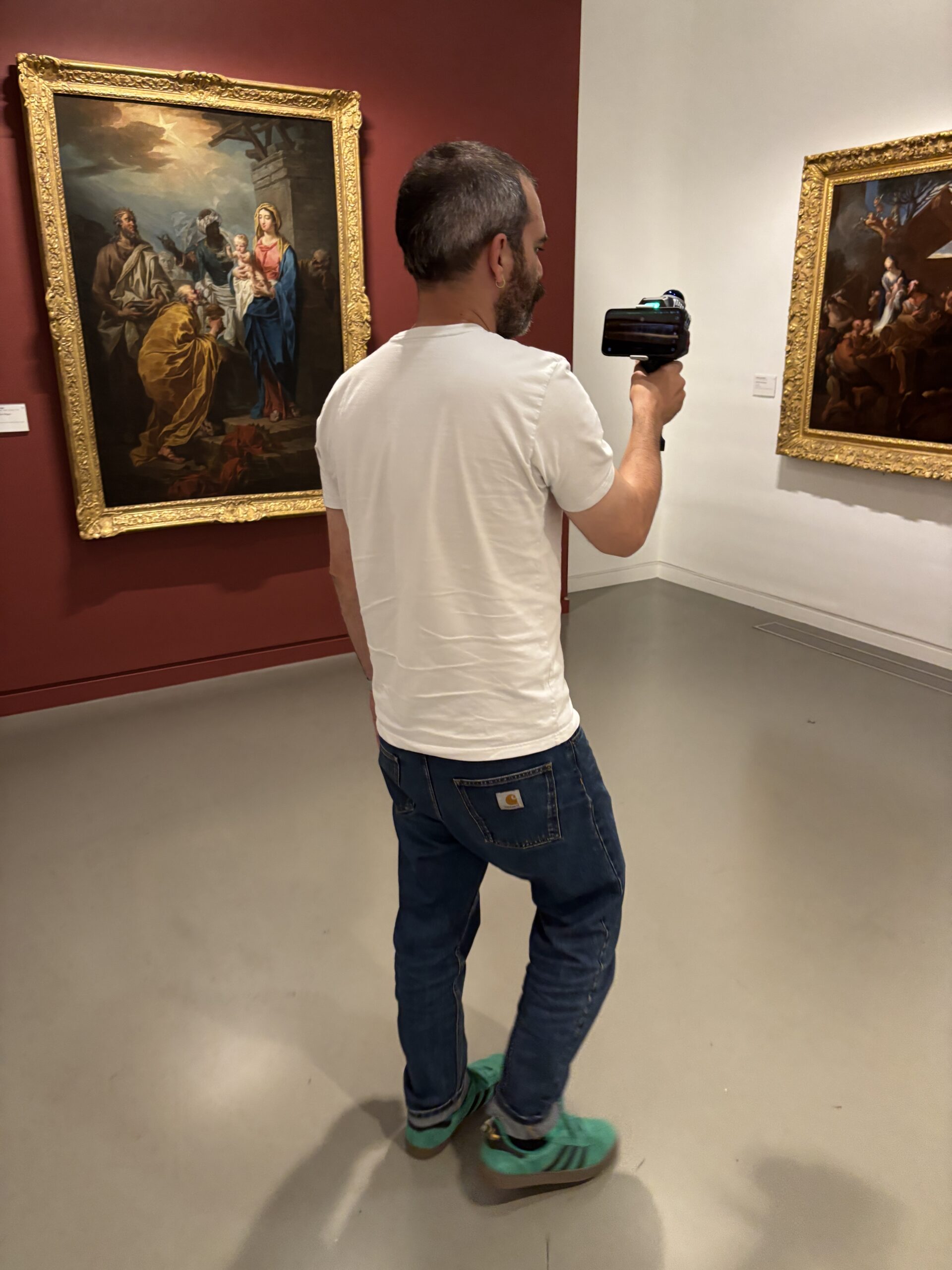 Membre de l'équipe du Centre numérisant une salle de peintures du Musée Granet avec un scanner 3D portatif