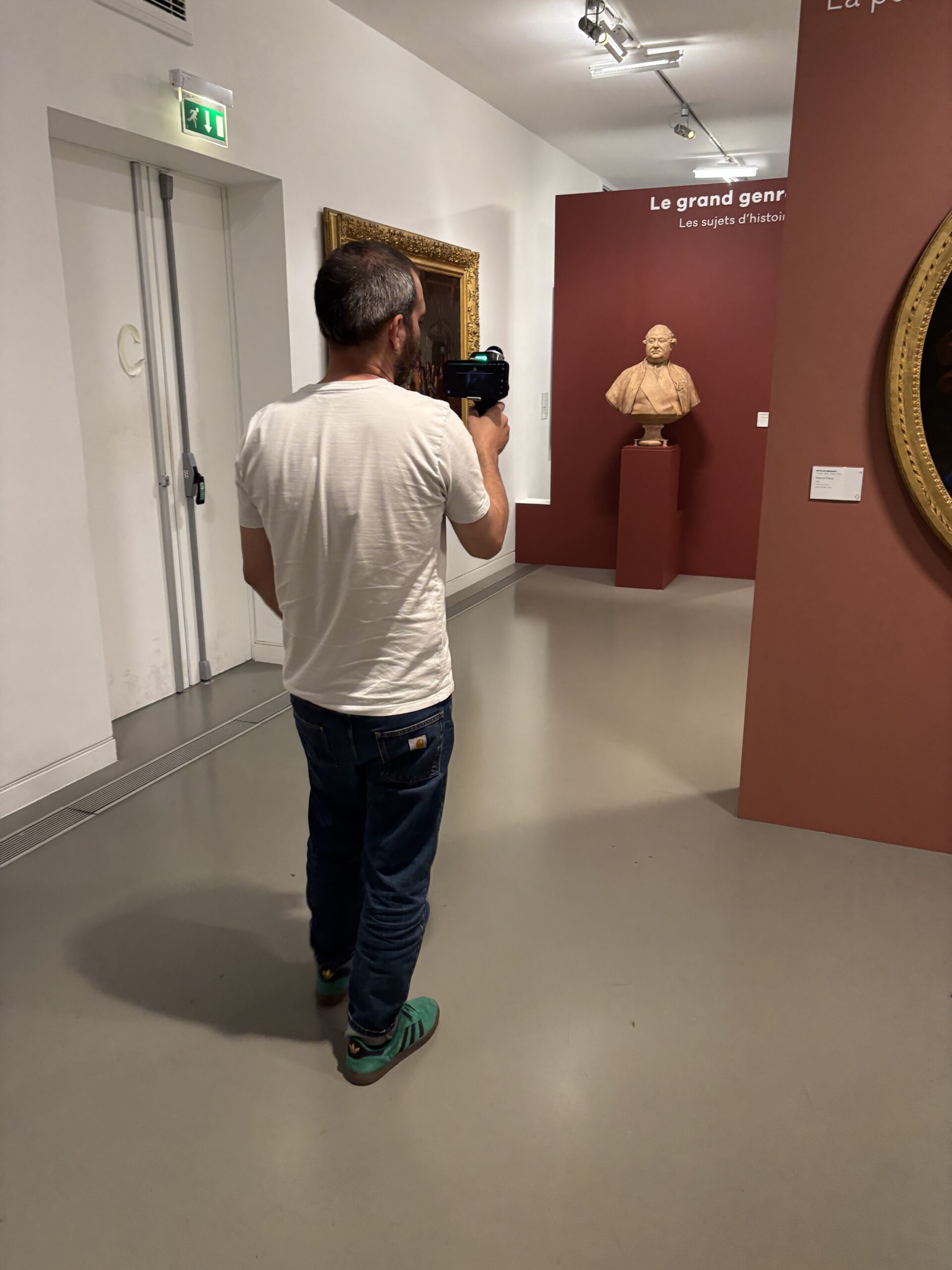 Un membre de l'équipe numérise une salle du Musée Granet avec un scanner LiDAR portatif