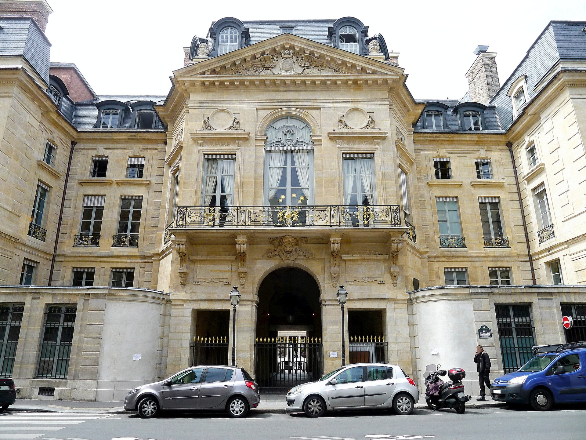 Façade du bâtiment du ministère de la Culture, rue de Valois à Paris