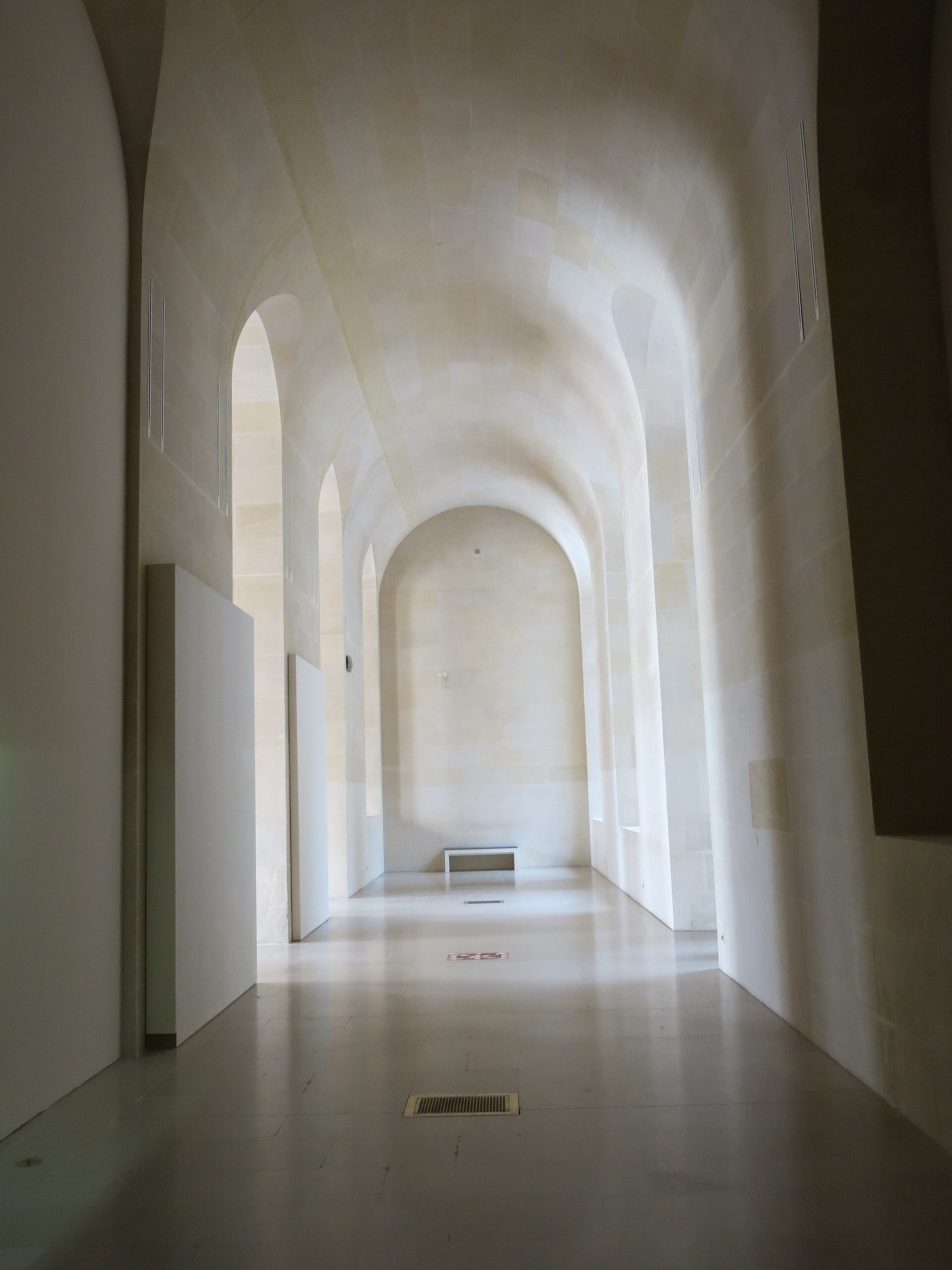 Salle des antiquités romaines du Louvre pendant des travaux de rénovation en 2025